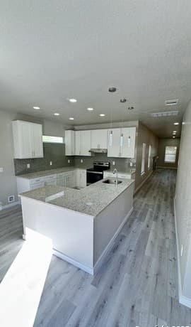 rental at 800 W Russell Pl in San Antonio, TX — photo 5