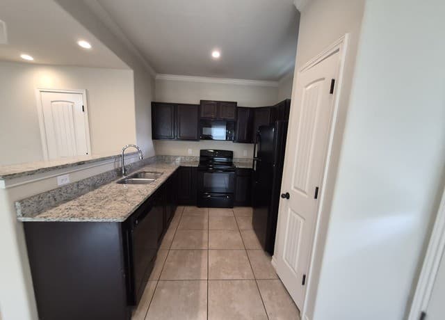 rental at 6627  Mia Way Unit 102 in San Antonio, TX — photo 2