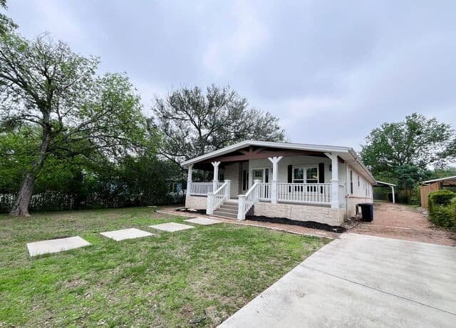 rental at 810  Elizabeth Rd in Terrell Hills, TX — photo 2