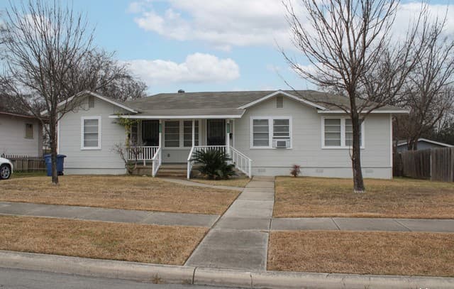 rental at 2825 W Woodlawn Ave in San Antonio, TX — photo 2