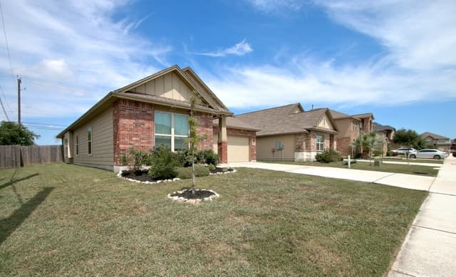rental at 4315  Roundhay Park in Converse, TX — photo 2