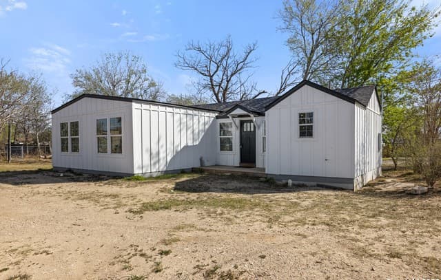 rental at 362  Avenue J in Poteet, TX — photo 2