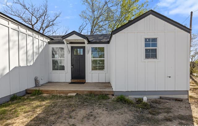 rental at 362  Avenue J in Poteet, TX — photo 3