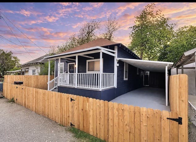 rental at 105  Dewitt in San Antonio, TX — photo 1