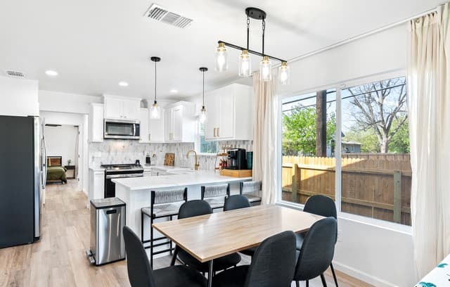 rental at 1102  Burleson in San Antonio, TX — photo 4