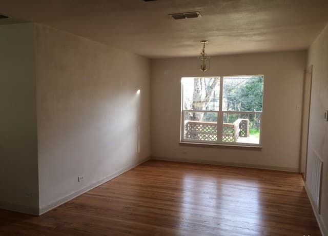 rental at 1204  Wiltshire Ave in Terrell Hills, TX — photo 2