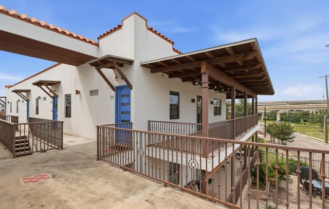 rental at 1542 N Alamo St Unit 201 in San Antonio, TX — photo 1