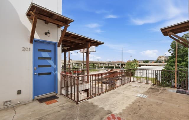 rental at 1542 N Alamo St Unit 201 in San Antonio, TX — photo 2