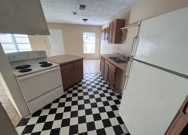 2-bedroom rental at 7809 Sarepto in San Antonio, TX — photo 4