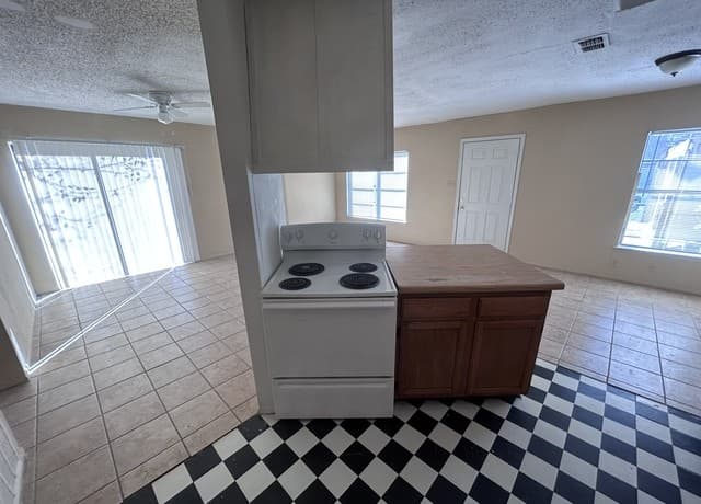 2-bedroom rental at 7809 Sarepto in San Antonio, TX — photo 5