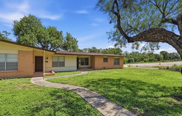 rental at 803  Oblate Dr in San Antonio, TX — photo 1
