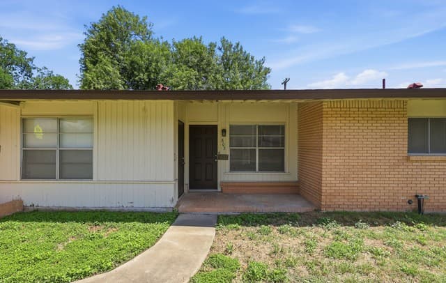 rental at 803  Oblate Dr in San Antonio, TX — photo 2