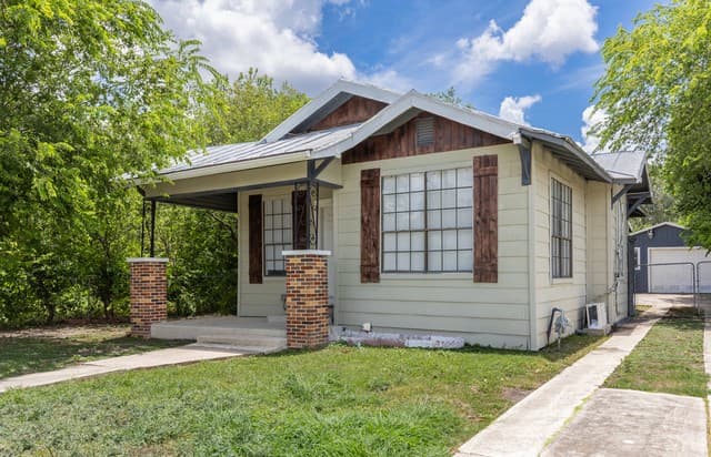 rental at 706  Canton in San Antonio, TX — photo 2