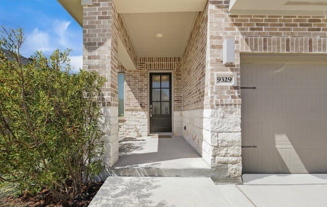 rental at 9329  Trestle Crk in San Antonio, TX — photo 2