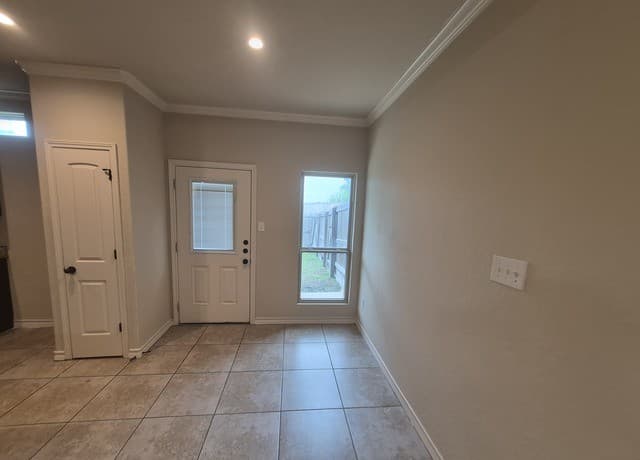 rental at 7014  Donovan Way Unit 103 in San Antonio, TX — photo 5