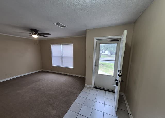 rental at 8007  Chestnut Bluff Dr in Converse, TX — photo 4