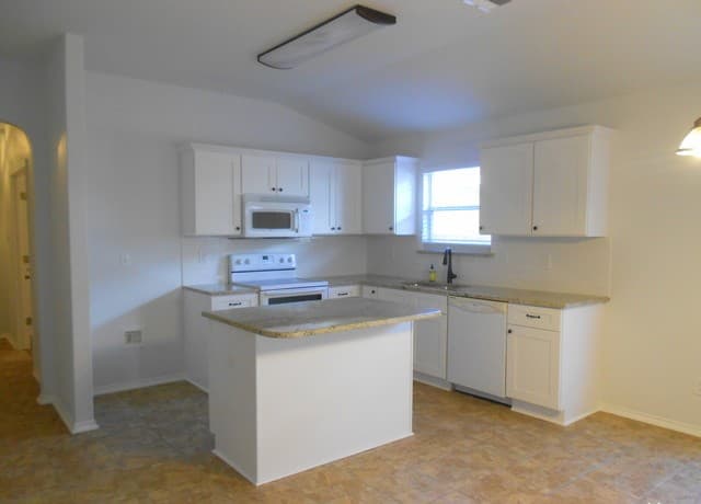 rental at 9626  Palomino Path in San Antonio, TX — photo 4