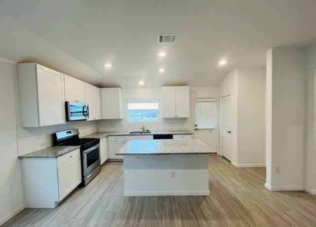 rental at 742  Haas Way in San Antonio, TX — photo 2
