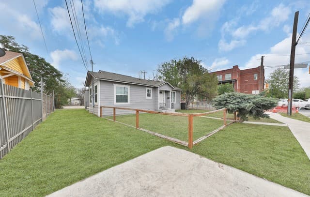 rental at 2006  Hays St in San Antonio, TX — photo 3