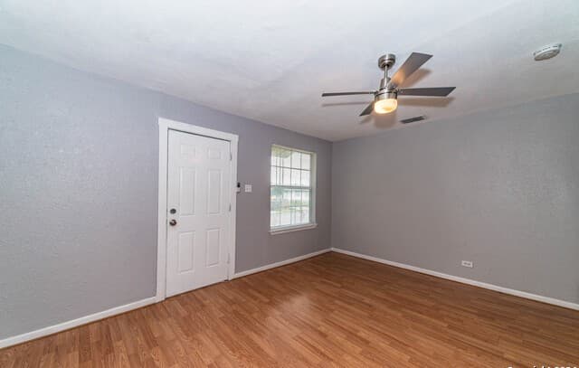 rental at 508  Bee St in San Antonio, TX — photo 2