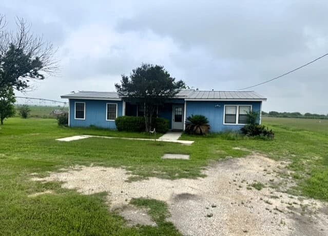 rental at 1093 E County Road 5718 in Natalia, TX — photo 2