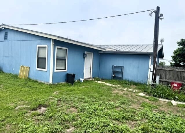 rental at 1093 E County Road 5718 in Natalia, TX — photo 3