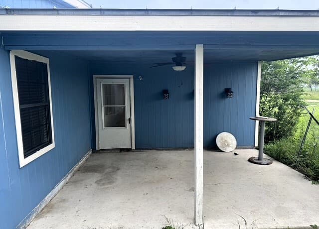 rental at 1093 E County Road 5718 in Natalia, TX — photo 4