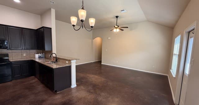 rental at 708  Saengerhalle Rd in New Braunfels, TX — photo 4
