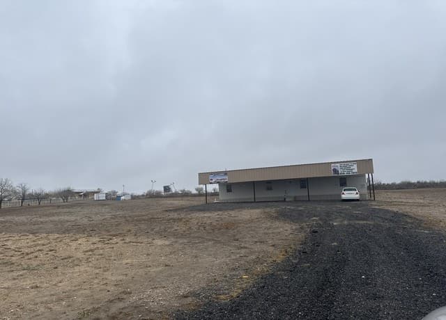 rental at 2265  Ih 35 in Encinal, TX — photo 2