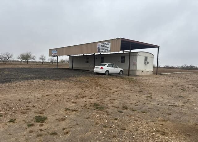rental at 2265  Ih 35 in Encinal, TX — photo 3