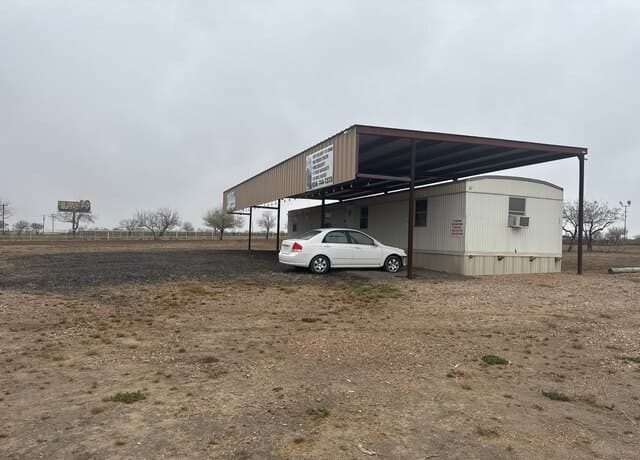 rental at 2265  Ih 35 in Encinal, TX — photo 4