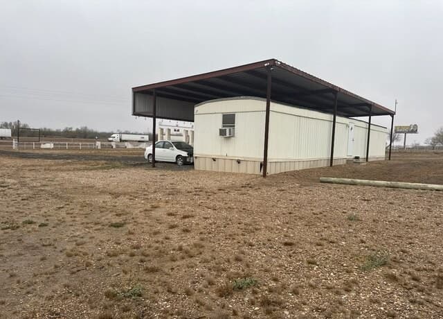 rental at 2265  Ih 35 in Encinal, TX — photo 5