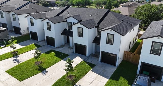 rental at 8410  Via Verona Unit 103 in San Antonio, TX — photo 3