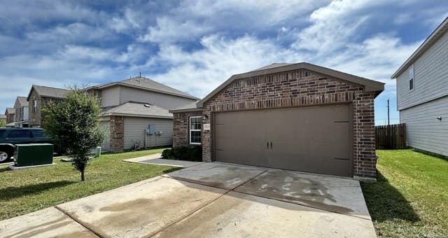rental at 15115  Harbor Lndg in Von Ormy, TX — photo 2
