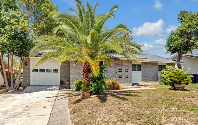 rental at 4303  Sunshadow in San Antonio, TX — photo 2