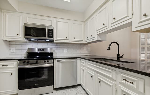 rental at 8415  Fredericksburg Unit 106 in San Antonio, TX — photo 4