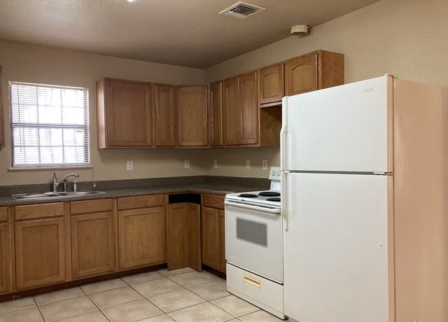 2-bedroom rental at 6358 W Commerce St in San Antonio, TX — photo 4