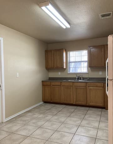 2-bedroom rental at 6358 W Commerce St in San Antonio, TX — photo 5
