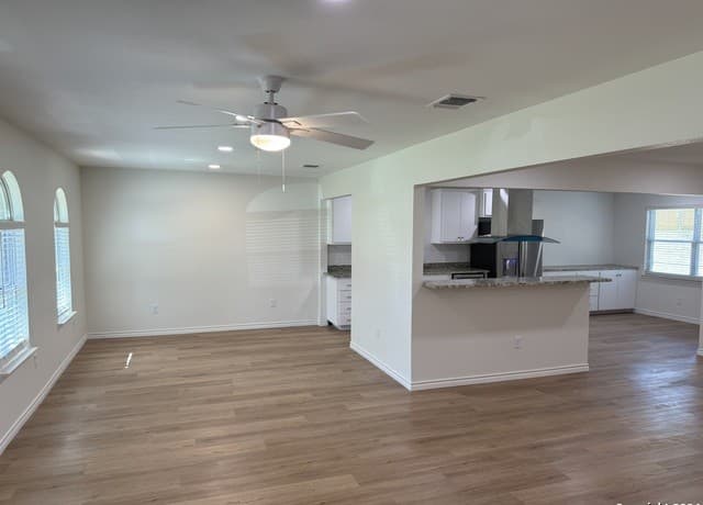 rental at 1703  Searcy Dr in San Antonio, TX — photo 3