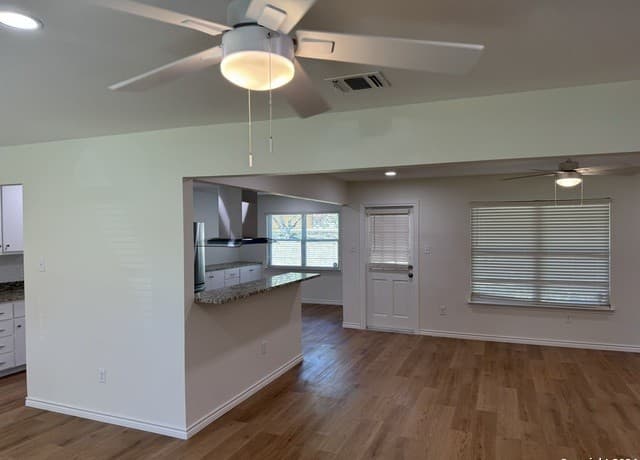 rental at 1703  Searcy Dr in San Antonio, TX — photo 4