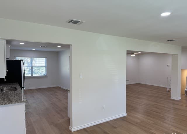 rental at 1703  Searcy Dr in San Antonio, TX — photo 5