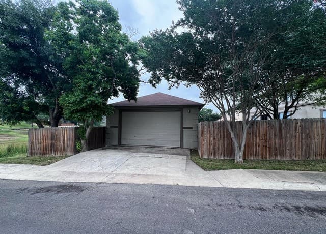 rental at 7338  Raintree Forest in San Antonio, TX — photo 3