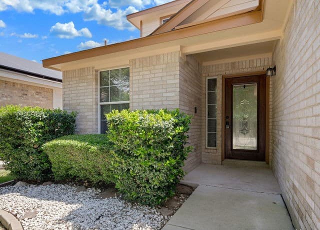 rental at 10318  Pinehurst Run in San Antonio, TX — photo 4