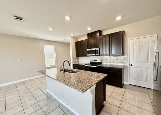 rental at 1905  Brook Bnd in New Braunfels, TX — photo 4