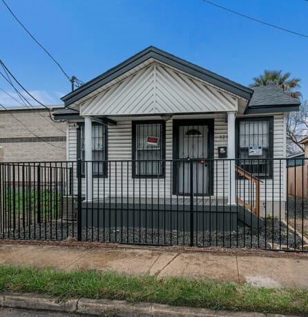 2-bedroom rental at 325 S Hackberry St in San Antonio, TX — photo 1