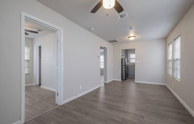 2-bedroom rental at 325 S Hackberry St in San Antonio, TX — photo 3