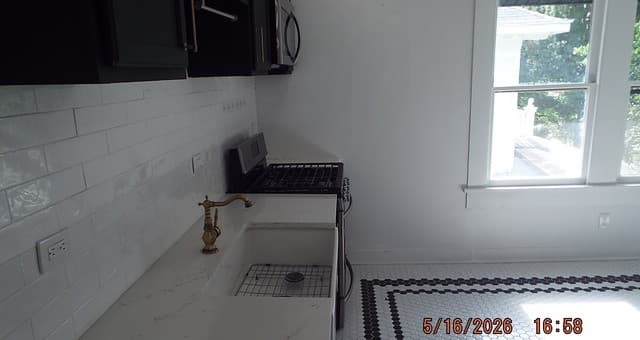 rental at 940 W Mulberry in San Antonio, TX — photo 5