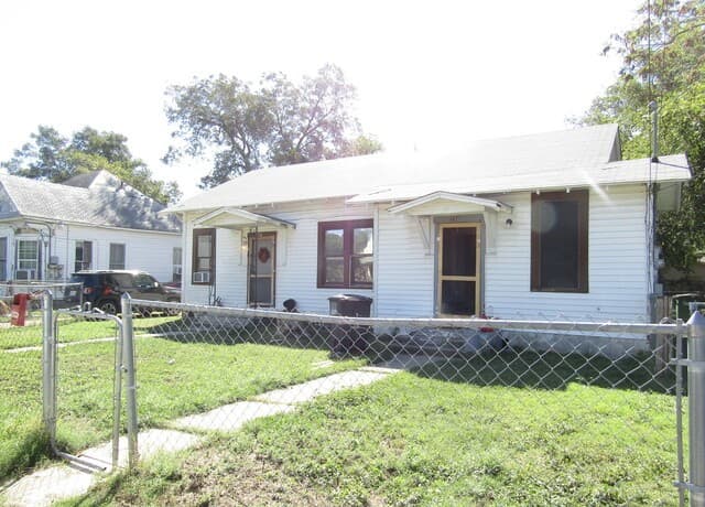 rental at 134  Gladstone in San Antonio, TX — photo 2