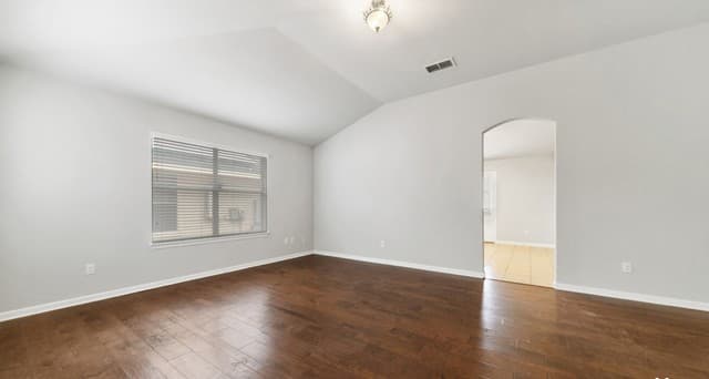 rental at 10306  Pinehurst Run in San Antonio, TX — photo 4