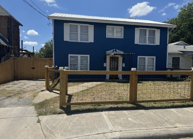2-bedroom rental at 922 McIlvaine Unit 2 in San Antonio, TX — photo 1